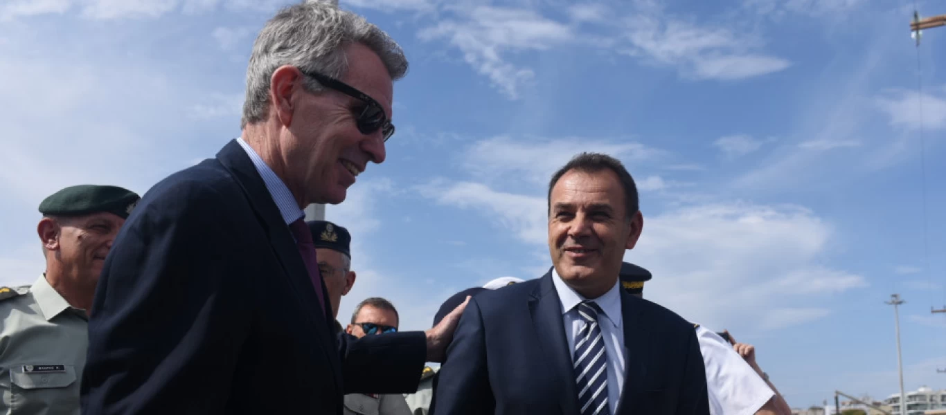 «Αποικία ζητιάνων» η Ελλάς: Σύσσωμη -πλην πρωθυπουργού- πολιτική & στρατιωτική ηγεσία αποχαιρετά έναν… Αμερικανό ΑΚΑΜ